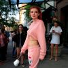 Bella Thorne porte un sweat shirt très court et laisse entrevoir la moitié de sa poitrine à la sortie de son hôtel à New York. Elle porte un sac Louis Vuitton XXS! Le 10 septembre 2017.