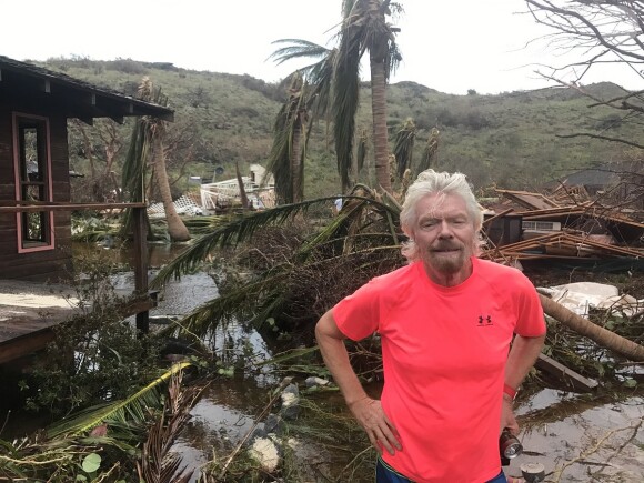 Richard Branson constatant les dégâts après le passage de l'ouragan Irma à Porto Rico le 10 septembre 2017