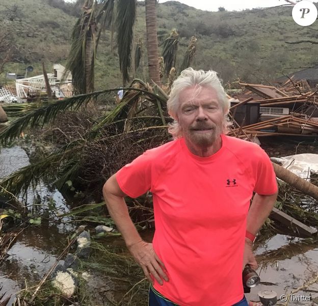 Richard Branson constatant les dégâts après le passage de l'ouragan Irma à Porto Rico le 10 septembre 2017