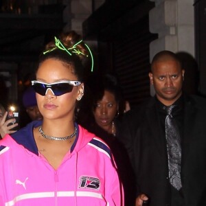Rihanna porte un jogging rose fluo à son arrivée au défilé Fenty Puma by Rihanna lors de la Fashion Week à New York, le 10 septembre 2017.