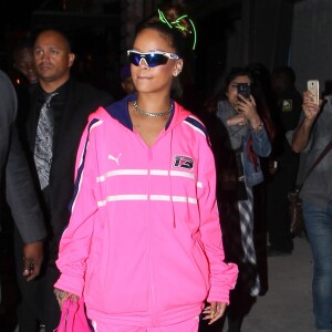 Rihanna porte un jogging rose fluo à son arrivée au défilé Fenty Puma by Rihanna lors de la Fashion Week à New York, le 10 septembre 2017.