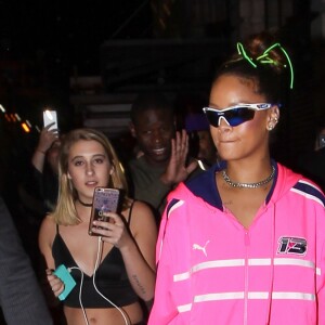 Rihanna porte un jogging rose fluo à son arrivée au défilé Fenty Puma by Rihanna lors de la Fashion Week à New York, le 10 septembre 2017.