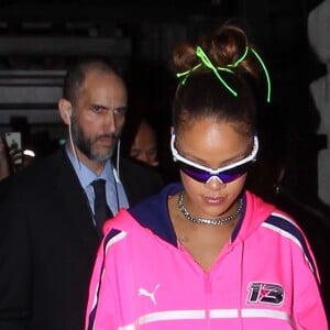 Rihanna porte un jogging rose fluo à son arrivée au défilé Fenty Puma by Rihanna lors de la Fashion Week à New York, le 10 septembre 2017.