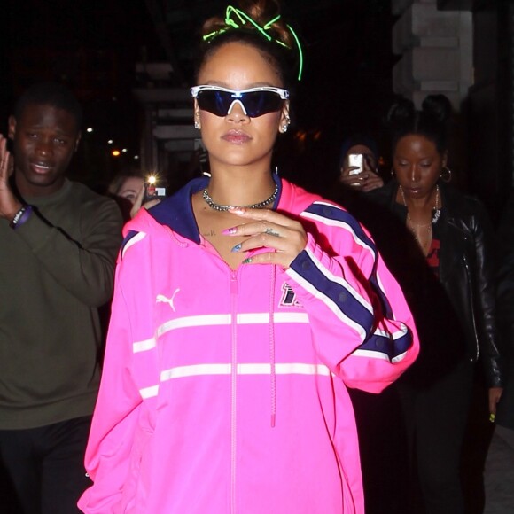 Rihanna porte un jogging rose fluo à son arrivée au défilé Fenty Puma by Rihanna lors de la Fashion Week à New York, le 10 septembre 2017.