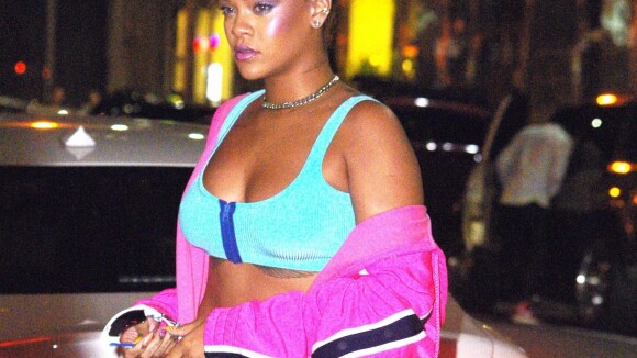 Rihanna : Look fluo et petite brassière pour un grand show