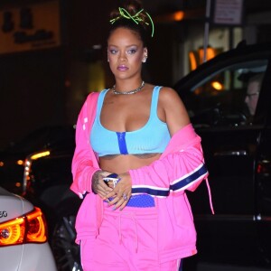 Rihanna porte un jogging rose fluo à son arrivée au défilé Fenty Puma by Rihanna lors de la Fashion Week à New York, le 10 septembre 2017.