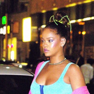Rihanna porte un jogging rose fluo à son arrivée au défilé Fenty Puma by Rihanna lors de la Fashion Week à New York, le 10 septembre 2017.