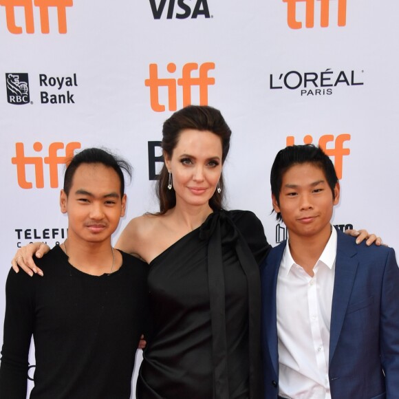 Angelina jolie avec ses enfants Maddox et Pax à la première de "First They Killed My Father" au Toronto International Film Festival 2017 (TIFF), le 11 septembre 2017.