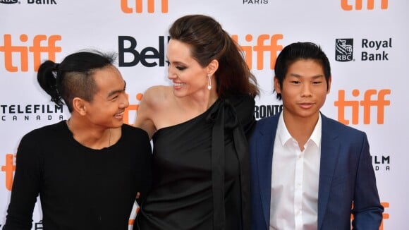 Angelina Jolie, maman fière et radieuse avec Maddox (16 ans) et Pax (13 ans)