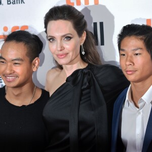 Angelina jolie avec ses enfants Maddox et Pax à la première de "First They Killed My Father" au Toronto International Film Festival 2017 (TIFF), le 11 septembre 2017.