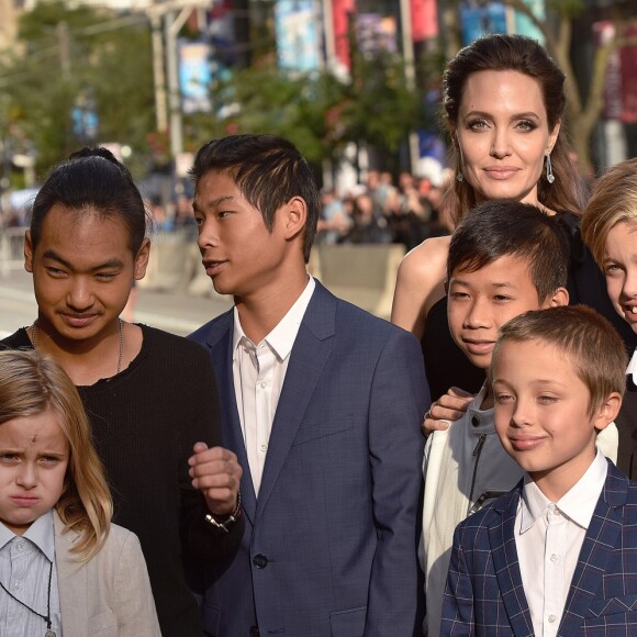 Loung Ung, Vivienne, Maddox, Pax, Angelina Jolie, Kimhak Mun, Knox, Shiloh, Sreymoch Sareum et Zahara à la première de "First They Killed My Father" au Toronto International Film Festival 2017 (TIFF), le 11 septembre 2017.