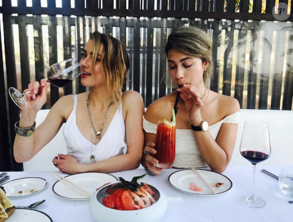 Amber Heard en vacances à Bali avec sa meilleure amie Raquel le 10 septembre 2017