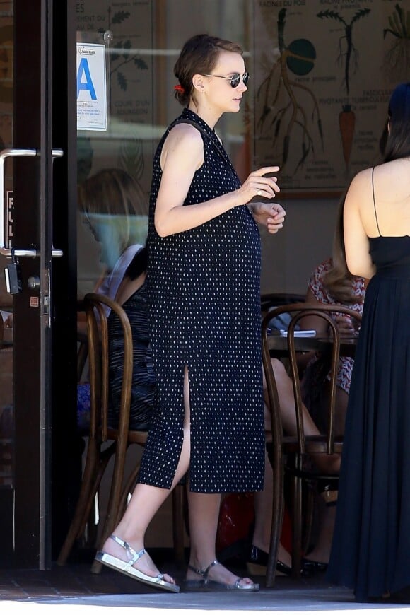 Exclusif - Carey Mulligan (enceinte) va déjeuner avec une amie à Beverly Hills le 19 juin 2017.