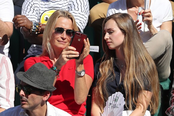 Estelle Lefebure et sa fille Emma Hallyday - Personnalités dans les tribunes lors des internationaux de France de Roland Garros à Paris. Le 10 juin 2017. © Jacovides - Moreau / Bestimage
