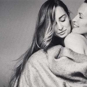 Estelle Lefébure une photo avec sa fille Emma bébé à l'occasion de son 20e anniversaire. Instagram, le 13 septembre 2017.