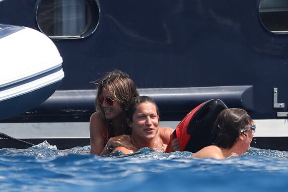 Heidi Klum, Vito Schnabel et Zac Posen en vacances à Saint-Tropez. Le trio profite d'une belle journée sur un yacht dans la baie de Saint-Tropez. Le 27 juillet 2017