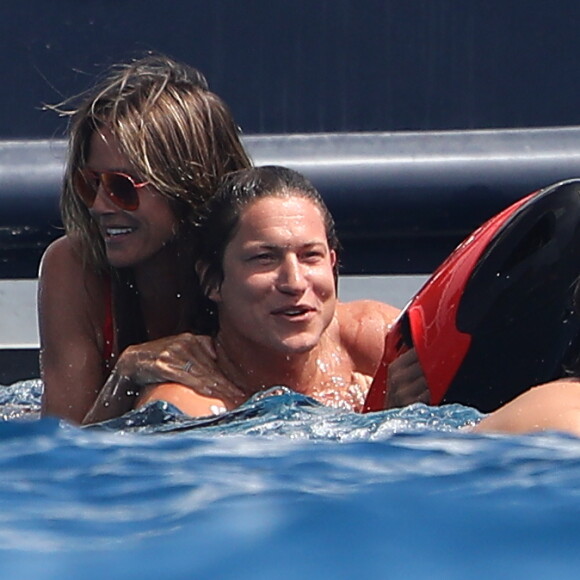 Heidi Klum, Vito Schnabel et Zac Posen en vacances à Saint-Tropez. Le trio profite d'une belle journée sur un yacht dans la baie de Saint-Tropez. Le 27 juillet 2017
