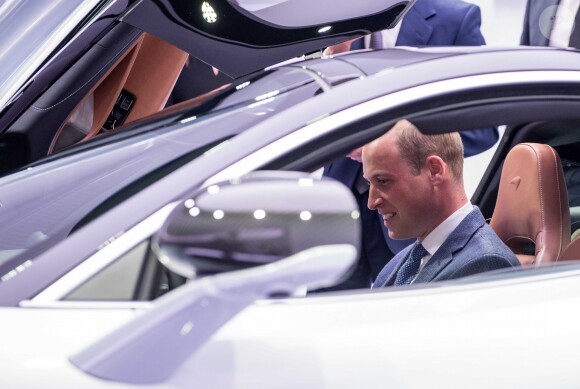 Le prince William, duc de Cambridge, visite l'usine McLaren Technology Centre en compagnie du président de McLaren Mike Flewitt. Woking, le 12 septembre 2017.