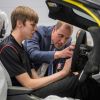 Le prince William, duc de Cambridge, visite l'usine McLaren Technology Centre en compagnie du président de McLaren Mike Flewitt. Woking, le 12 septembre 2017.