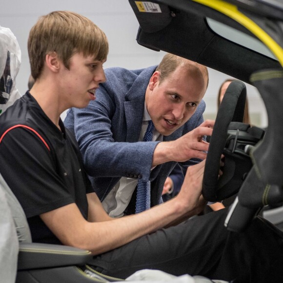 Le prince William, duc de Cambridge, visite l'usine McLaren Technology Centre en compagnie du président de McLaren Mike Flewitt. Woking, le 12 septembre 2017.