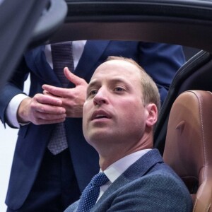 Le prince William, duc de Cambridge, visite l'usine McLaren Technology Centre en compagnie du président de McLaren Mike Flewitt. Woking, le 12 septembre 2017.