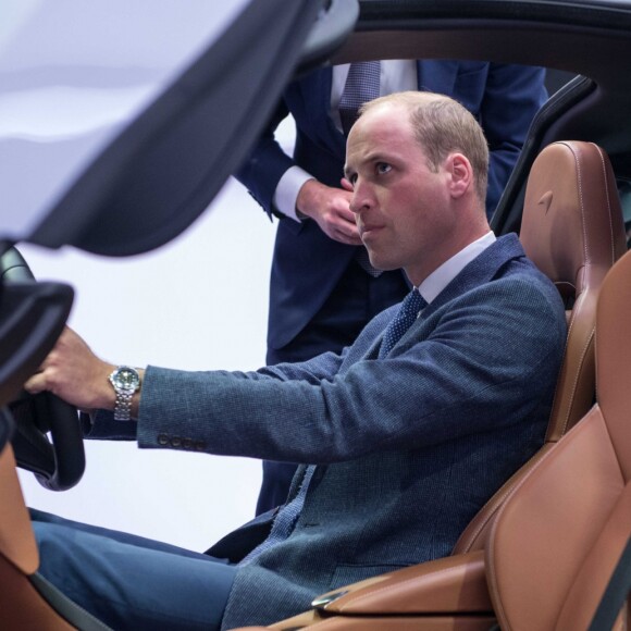 Le prince William, duc de Cambridge, visite l'usine McLaren Technology Centre en compagnie du président de McLaren Mike Flewitt. Woking, le 12 septembre 2017.