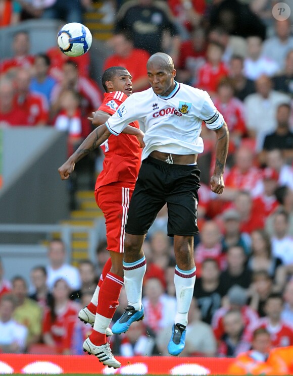 David Ngog au duel avec Clarke Carlisle à Liverpool, le 12 septembre 2009.