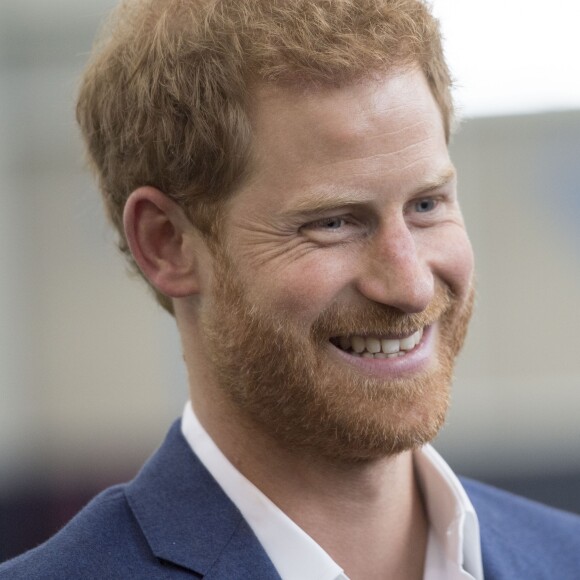 Le prince Harry assiste à l'entraînement des jeunes lors de sa visite au Manchester City Football Club à Manchester le 4 septembre 2017.
