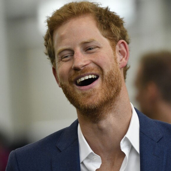 Le prince Harry assiste à l'entraînement des jeunes lors de sa visite au Manchester City Football Club à Manchester le 4 septembre 2017.