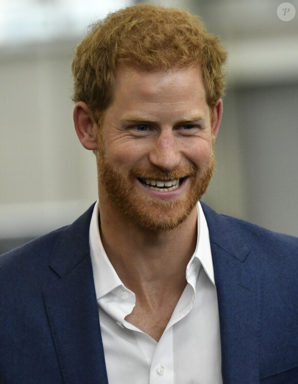 Le prince Harry assiste à l'entraînement des jeunes lors de sa visite au Manchester City Football Club à Manchester le 4 septembre 2017.