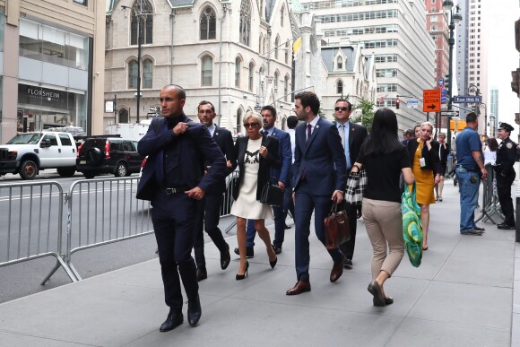 Pierre-Olivier Costa, directeur de cabinet, Tristan Bromet, chef de cabinet - Brigitte Macron quitte son hôtel à pied pour se rendre à l'assemblée générale des Nations Unies pour le discours du président de la république à New York le 19 septembre 2017. © Sébastien Valiela / Bestimage