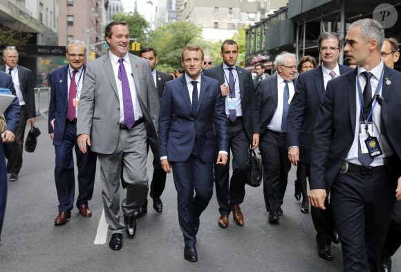 Le président Emmanuel Macron se rend à pied au siège de l'ONU pour prononcer son allocution devant la 72ème assemblée générale à New York le 19 septembre 2017.