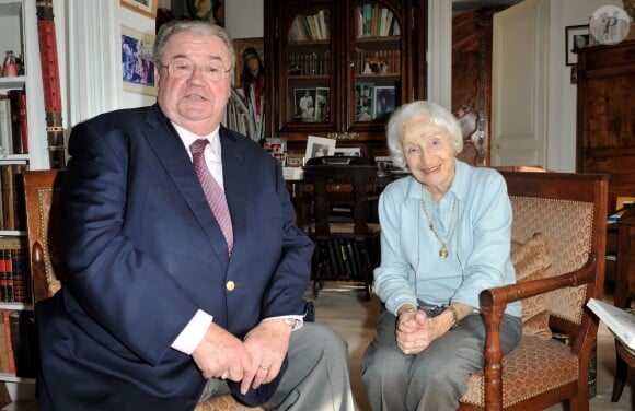 Exclusif - Gisèle Casadesus recoit Daniel Vaillant, maire du XVIIIe arrondissement de Paris dans son appartement parisien le jour de ses 99 ans le 13 avril 2013.