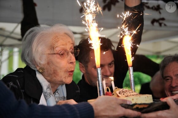 Exclusif - Gisèle Casadesus lors de la remise du prix SACD à Paris, le 16 juin 2014. Elle reçoit un gâteau pour son anniversaire (qui était le 14 juin dernier) pour ses 100 ans.