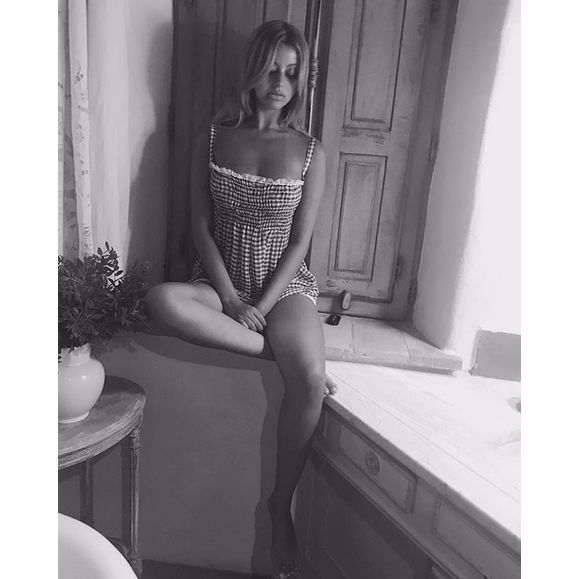 Zahia Dehar sexy lors de ses vacances en Corse. Instagram, août 2017.