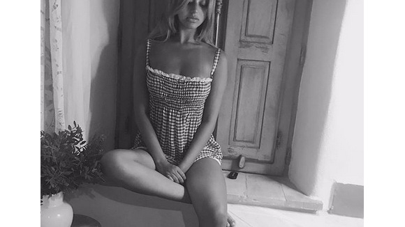 Zahia : Sexy en Corse, elle s'affiche presque nue et parée de cache-tétons