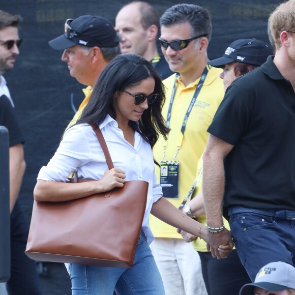 Première apparition officielle du prince Harry et sa compagne Meghan Markle dans les tribunes de la finale de tennis à la troisième édition des Invictus Games à Toronto, Ontario, Canada, le 25 septembre 2017. 