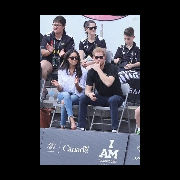 Première apparition officielle du prince Harry et sa compagne Meghan Markle dans les tribunes de la finale de tennis à la troisième édition des Invictus Games à Toronto, Ontario, Canada, le 25 septembre 2017. 