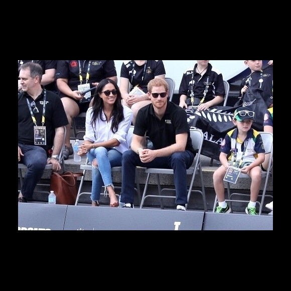 Première apparition officielle du prince Harry et sa compagne Meghan Markle dans les tribunes de la finale de tennis à la troisième édition des Invictus Games à Toronto, Ontario, Canada, le 25 septembre 2017. 