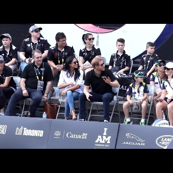 Première apparition officielle du prince Harry et sa compagne Meghan Markle dans les tribunes de la finale de tennis à la troisième édition des Invictus Games à Toronto, Ontario, Canada, le 25 septembre 2017. 