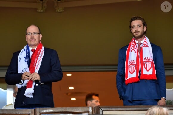 Le prince Albert II de Monaco et son neveu Pierre Casiraghi lors du match de Ligue des Champions entre l'AS Monaco et FC Porto au Stade Louis II à Monaco, le 26 septembre 2017. © Bruno Bebert/Bestimage