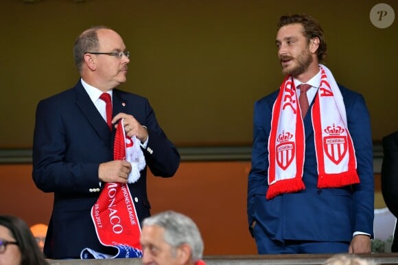 Le prince Albert II de Monaco et son neveu Pierre Casiraghi lors du match de Ligue des Champions entre l'AS Monaco et FC Porto au Stade Louis II à Monaco, le 26 septembre 2017. © Bruno Bebert/Bestimage