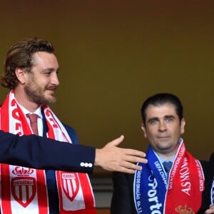 Le prince Albert II de Monaco et son neveu Pierre Casiraghi saluent d'autres spectateurs lors du match de Ligue des Champions entre l'AS Monaco et FC Porto au Stade Louis II à Monaco, le 26 septembre 2017. © Bruno Bebert/Bestimage