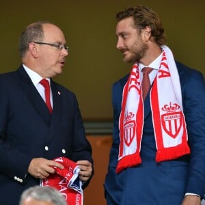 Le prince Albert II de Monaco et son neveu Pierre Casiraghi lors du match de Ligue des Champions entre l'AS Monaco et FC Porto au Stade Louis II à Monaco, le 26 septembre 2017. © Bruno Bebert/Bestimage