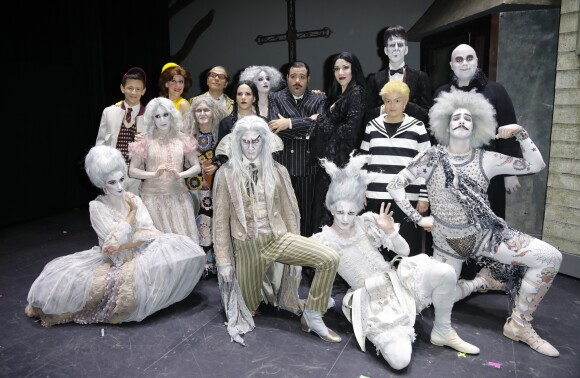 La troupe de la famille Addams - Première de la comédie musicale "La Famille Addams" au théâtre Palace à Paris le 27 septembre 2017. © Marc Ausset- Lacroix / Bestimage