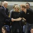 Le prince Harry pose avec les familles et les athlètes des jeux Invictus et assiste a un match de Basket en fauteuil à Toronto le 30 septembre 2017.