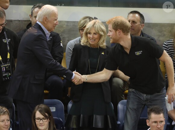 Le prince Harry pose avec les familles et les athlètes des jeux Invictus et assiste a un match de Basket en fauteuil à Toronto le 30 septembre 2017.