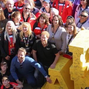 Le prince Harry pose avec les familles et les athlètes des jeux Invictus et assiste a un match de Basket en fauteuil à Toronto le 30 septembre 2017. 