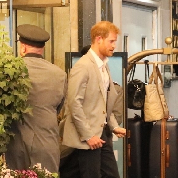 Exclusif - Le prince Harry quitte son hôtel à Toronto le 30 septembre 2017.