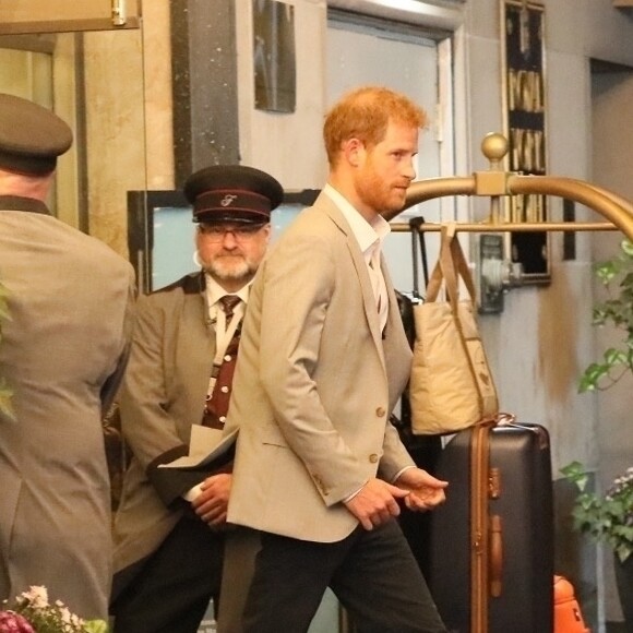 Exclusif - Le prince Harry quitte son hôtel à Toronto le 30 septembre 2017.